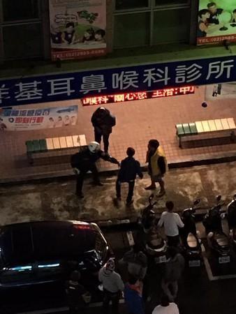 台湾数十人街头火拼 警察制止反被打