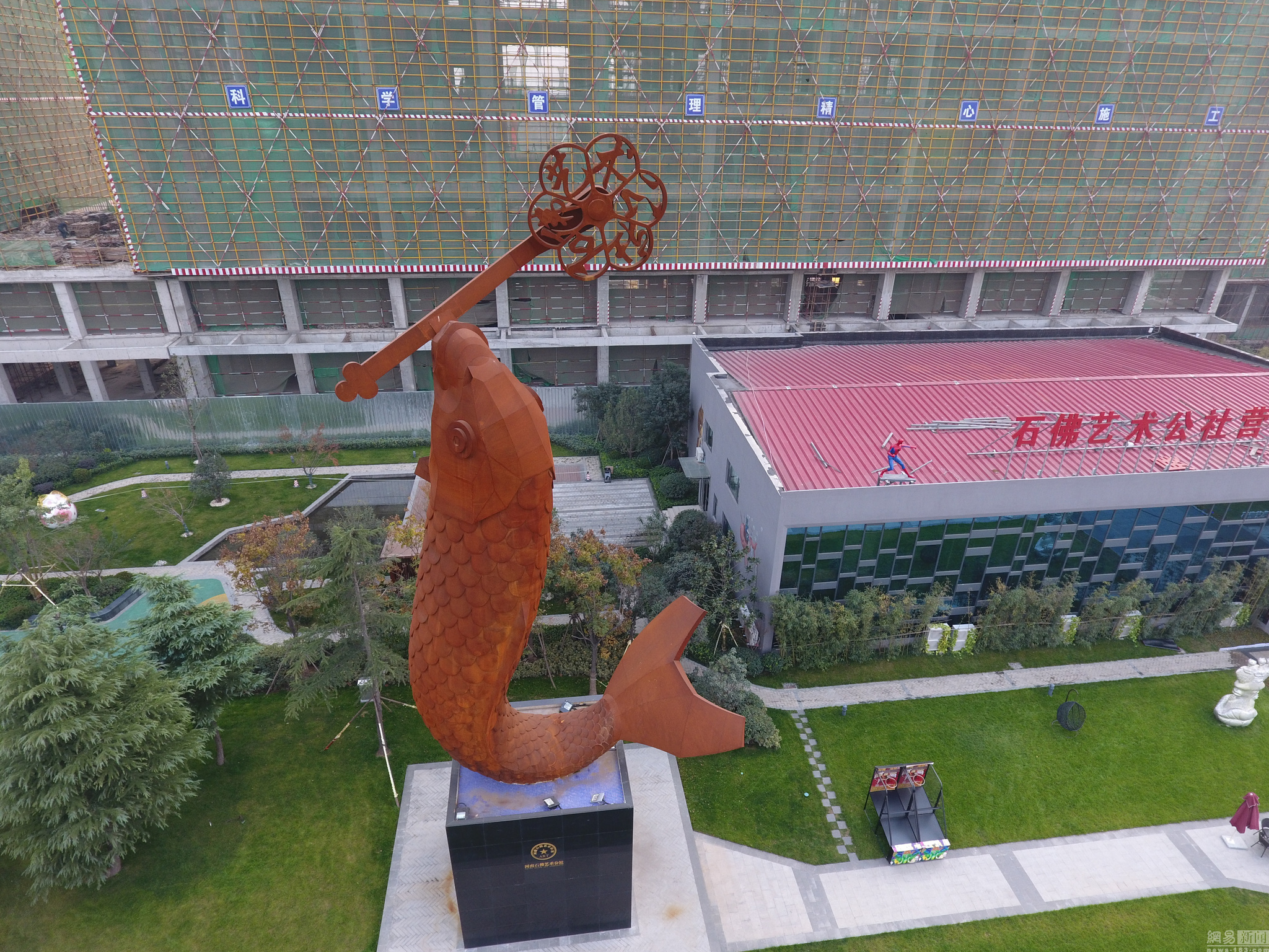 郑州街头现22米鲤鱼雕塑 建造成本超80万元