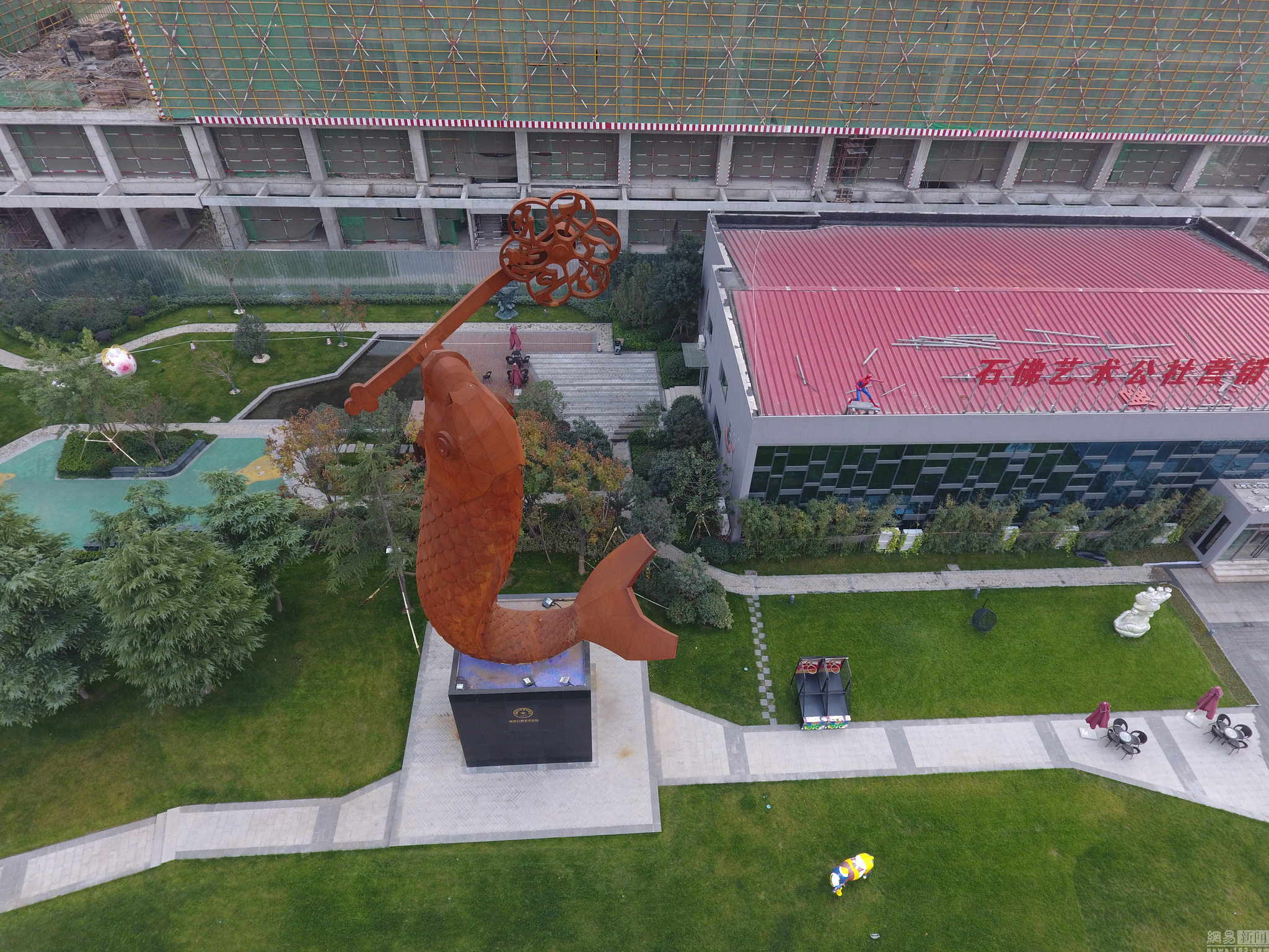 郑州街头现22米鲤鱼雕塑 建造成本超80万元