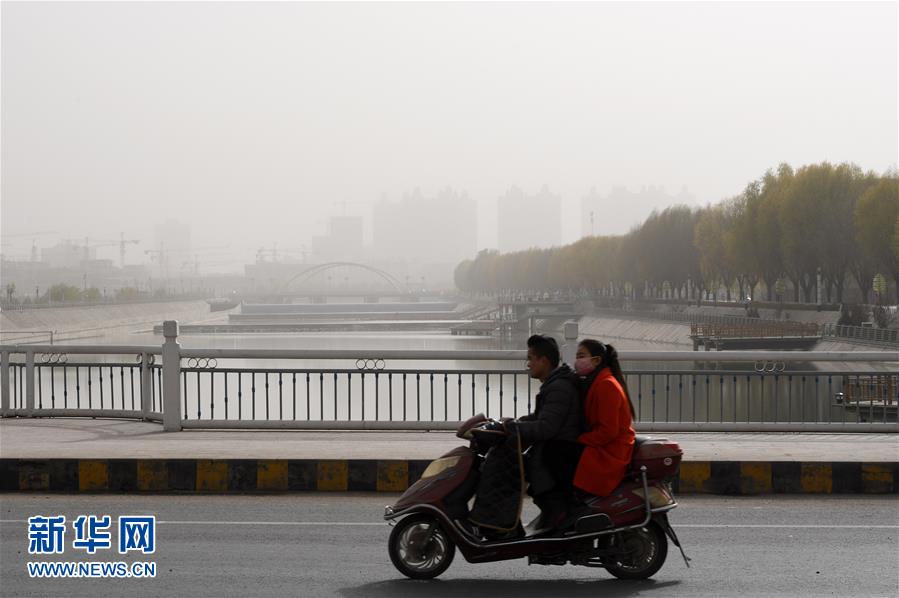 甘肃部分地区遭遇沙尘天气 市民冒风沙出行