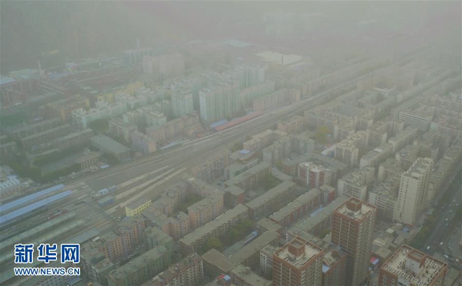 甘肃部分地区遭遇沙尘天气 市民冒风沙出行