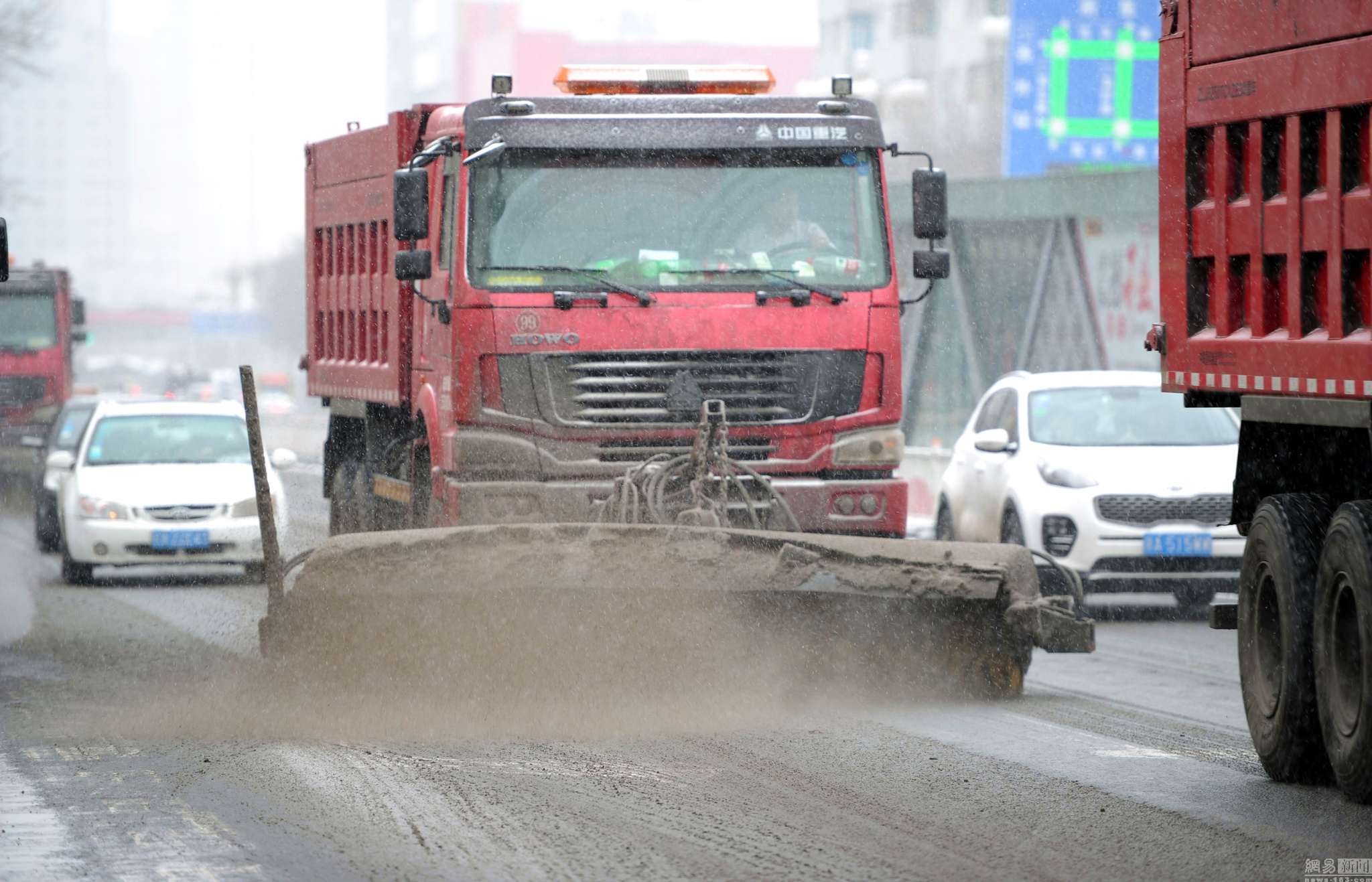 乌鲁木齐持续降雪 发布道路结冰黄色预警
