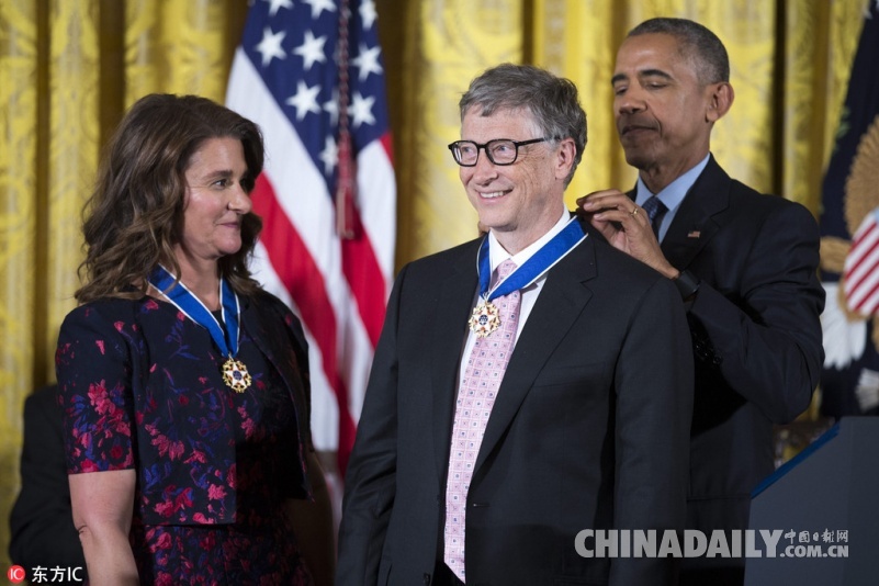 奥巴马颁发总统自由勋章 比尔盖茨乔丹等名人获奖