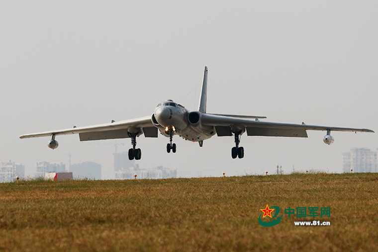 罕见曝光！歼-10双机同时空中加油