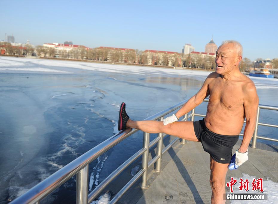 长春老人挑战低温 雪地赤膊破冰冬泳
