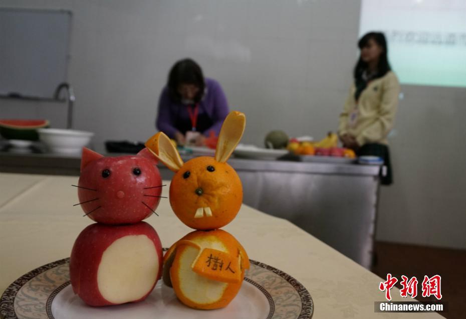 台湾老师无锡“秀”刀工 雕刻水果动物惟妙惟肖