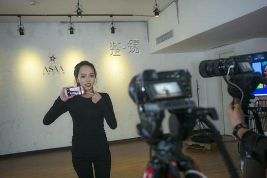 揭秘武汉流水线创造网红 多项培训只为增长人气