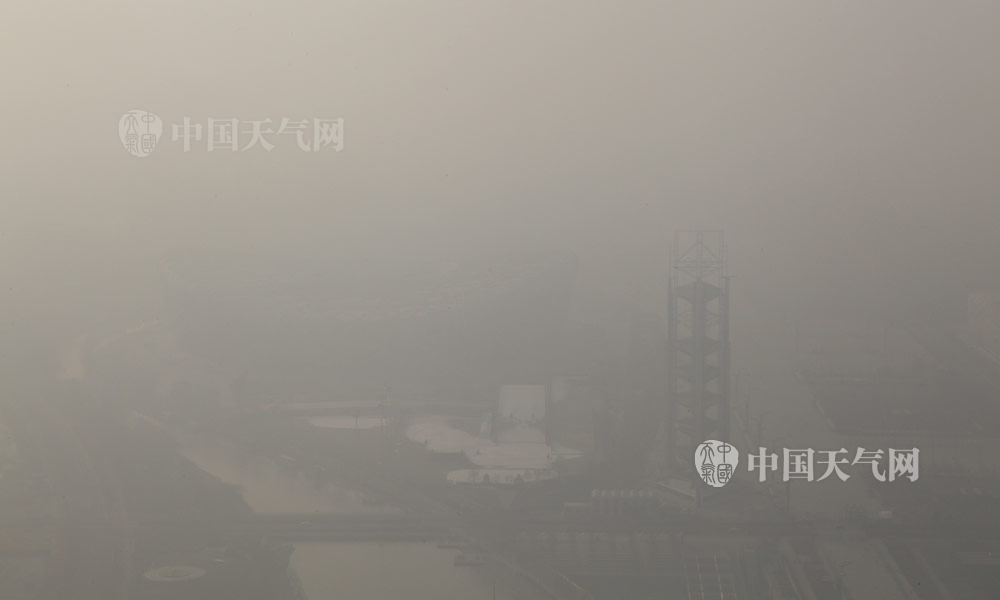 红色预警下的北京 地标都被“霾没”了