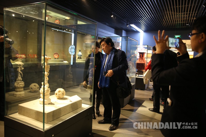 2016年12月21日,观众参观北京工艺美术博物馆新馆.