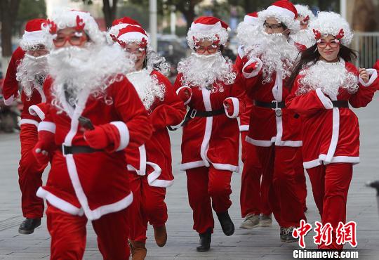 “圣诞老人”现身南京玩快闪