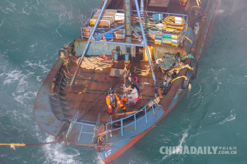 东海渔船起火 直升机风浪中救人