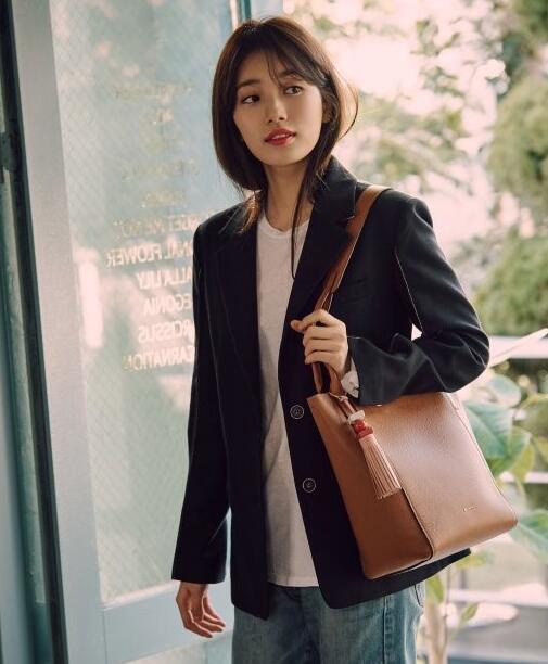 “唤醒春的美貌” 秀智变身成熟干练女性