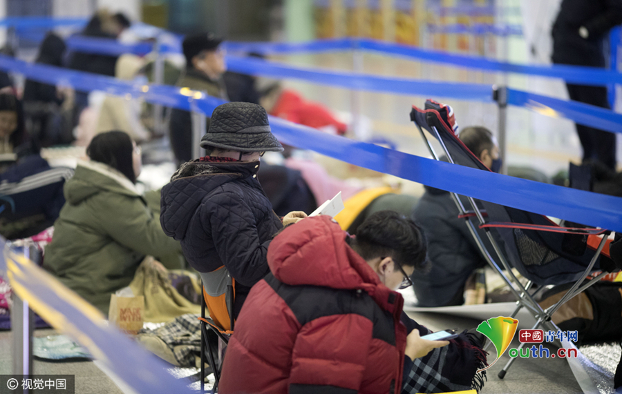 韩国春运火车票开售 民众熬夜打地铺买票[2]- 中国日报网