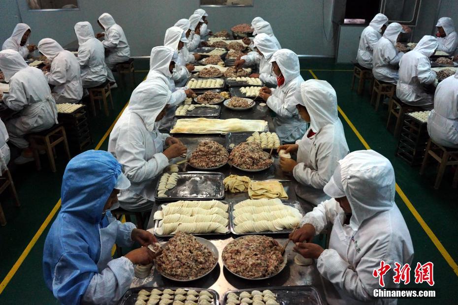 探访手工饺子厂 女工每天包出4000只饺子