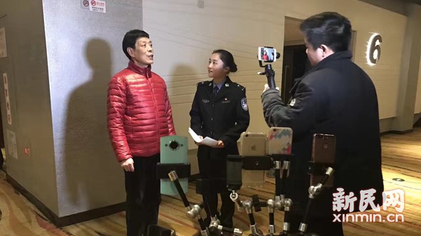 上海女警化身网红 直播展示近百种警械【组图】