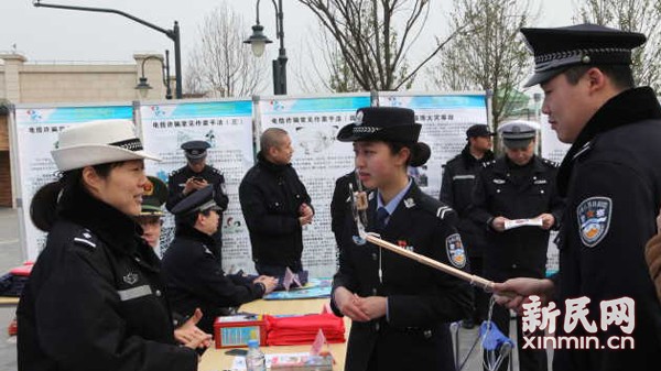 上海女警化身网红 直播展示近百种警械【组图】
