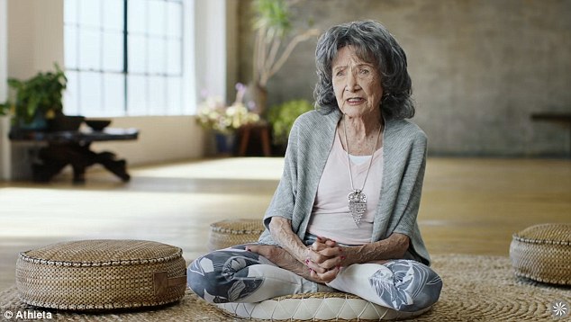 98岁身体似少女 8岁时就已接触瑜伽【组图】