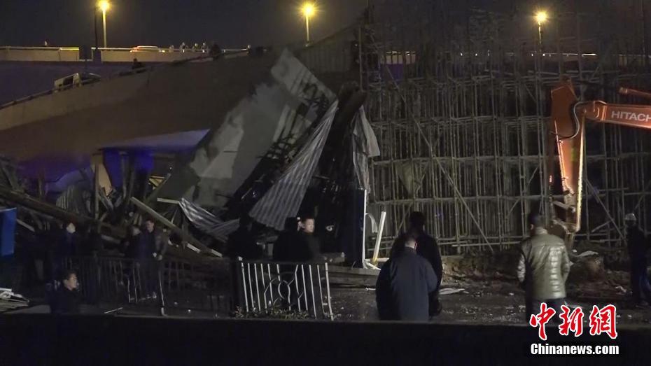郑州一高架桥工地坍塌砸中公交车 致1死8伤