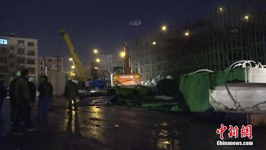 郑州一高架桥工地坍塌砸中公交车 致1死8伤