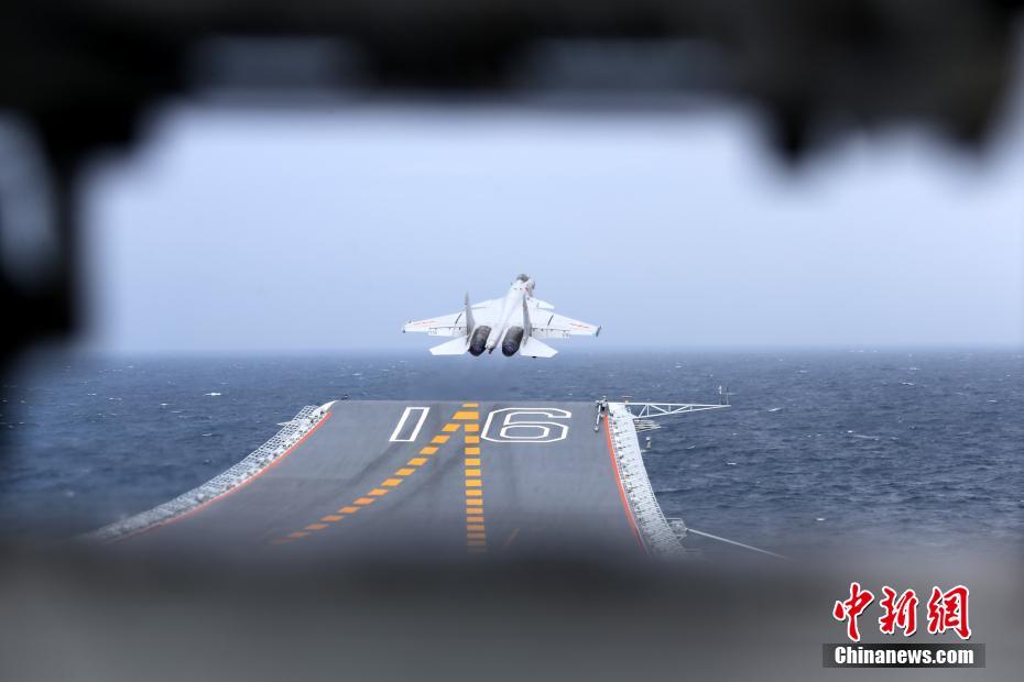 中国航母编队顺利完成跨海区训练试验任务返航