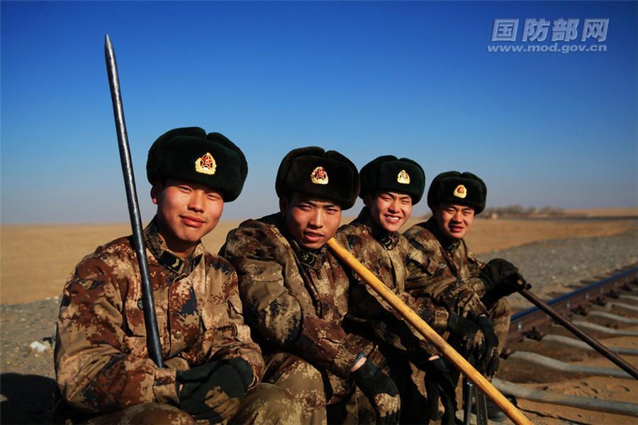 探秘中国唯一一条军管铁路 建在胡杨无法生存的地方
