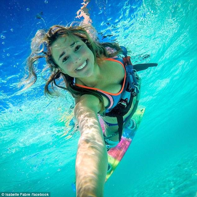 法国美女博主冲浪旅拍 遭鲨鱼“追杀”死里逃生