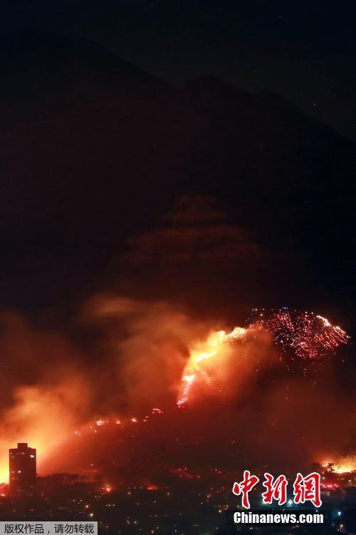 南非开普敦山火持续肆虐 逼近城市建筑