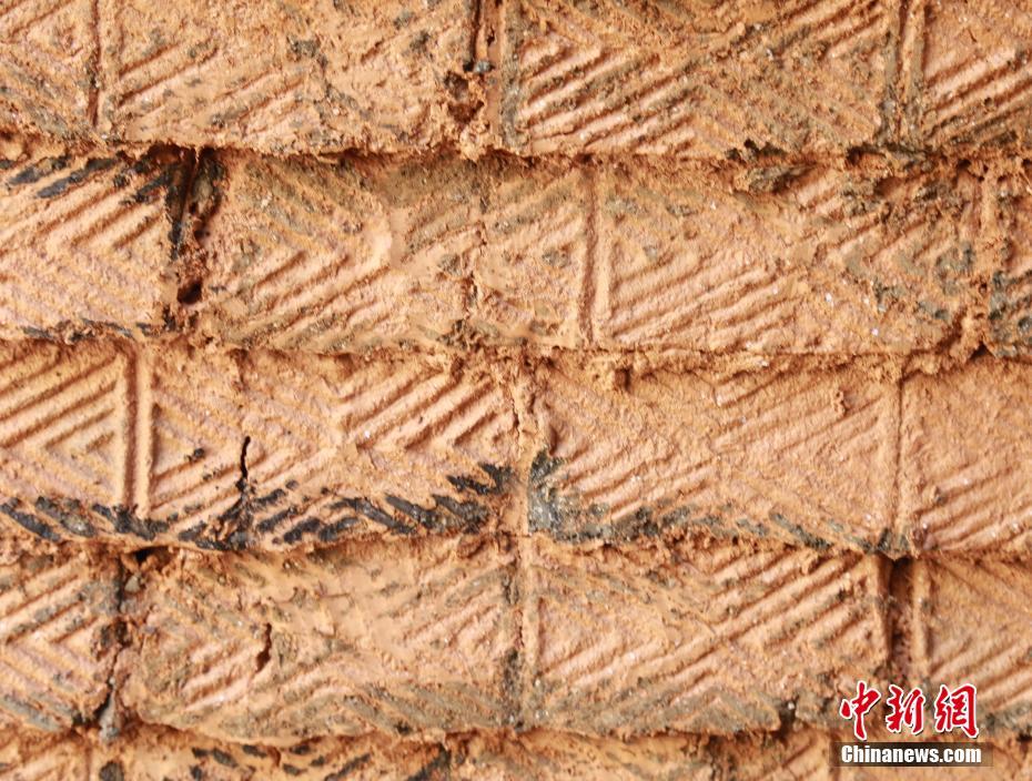 湖南发现东汉末年砖式古墓 现多种精美砖纹