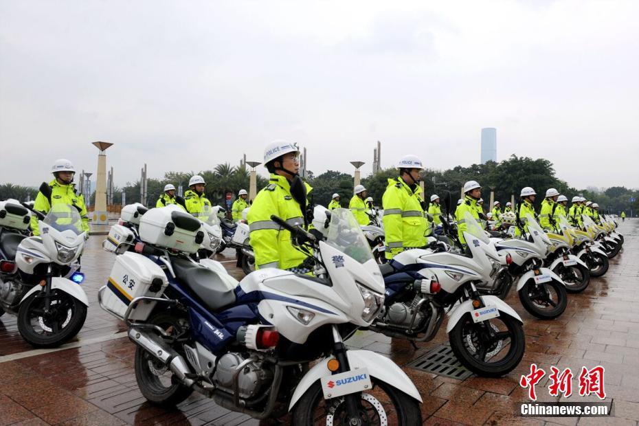 广西“铁骑”交警队亮相街头帅气十足