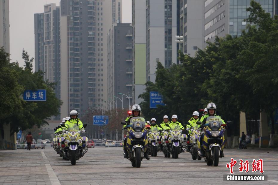 广西“铁骑”交警队亮相街头帅气十足