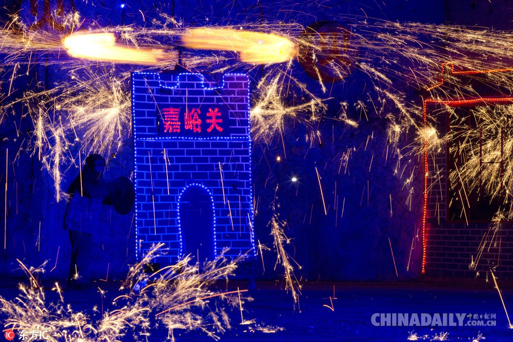 北京延庆上演非物质文化遗产“长城打铁花” 喜迎鸡年