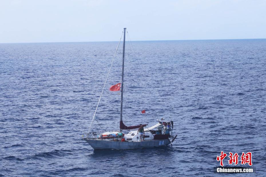 中国海军护航编队在亚丁湾海域救助两名中国探险者