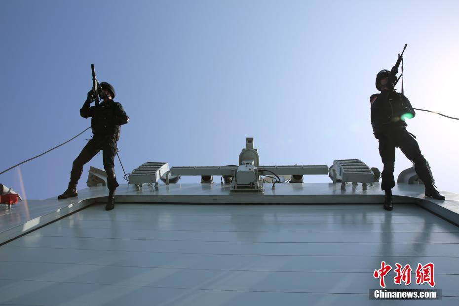 中国海军护航编队在亚丁湾海域救助两名中国探险者