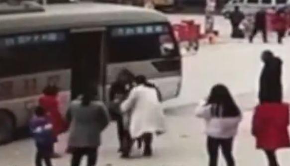 江西：6岁女孩马路上小便 被中巴车碾死