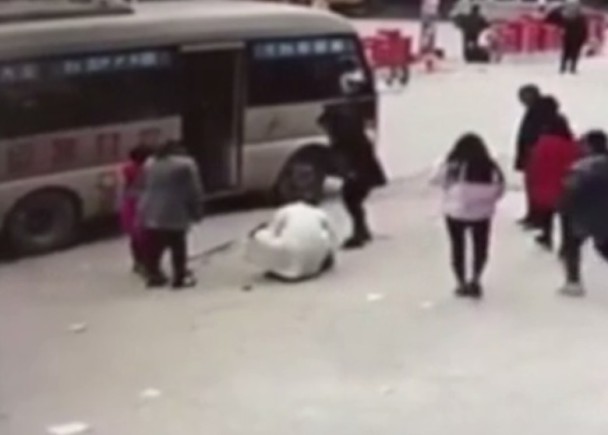 江西：6岁女孩马路上小便 被中巴车碾死
