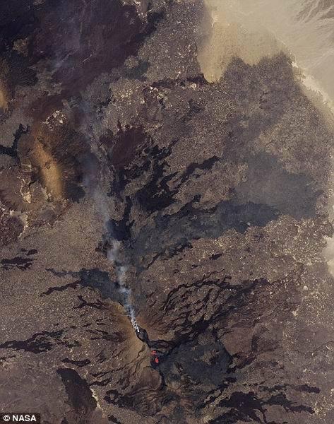 非洲“地狱之门”熔岩湖出现新裂缝