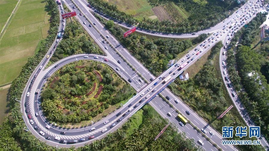 1月29日,海南省琼海市高速公路出入口挤满了新春出行的车辆.