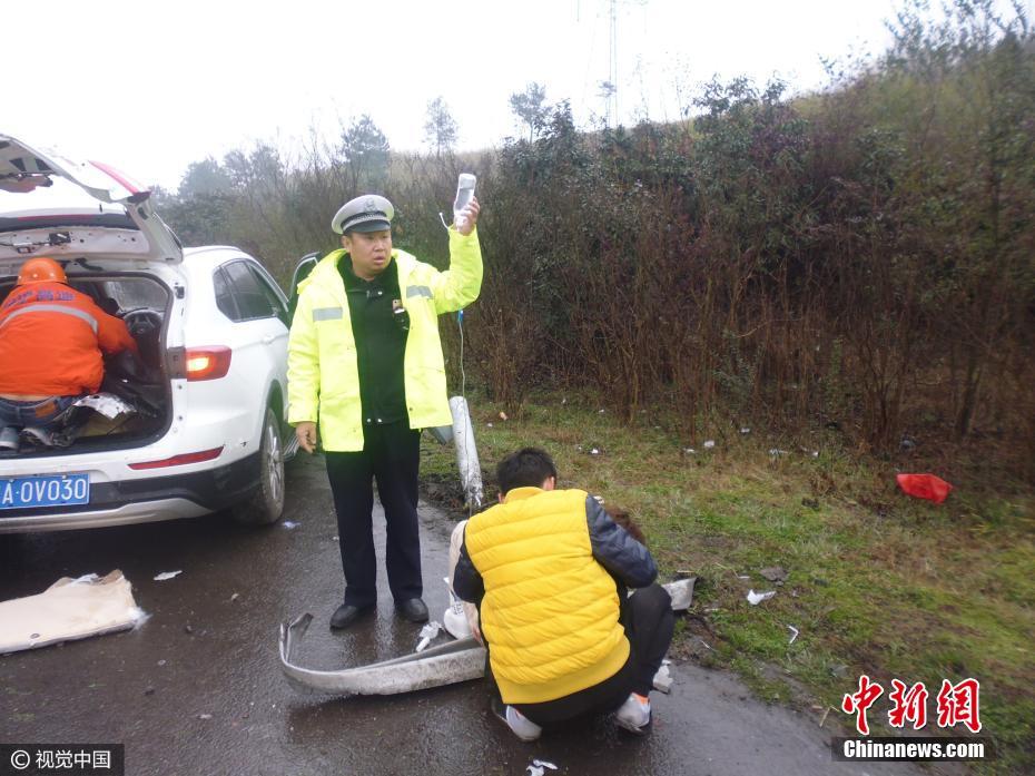 交警雨中举吊瓶20分钟 边当