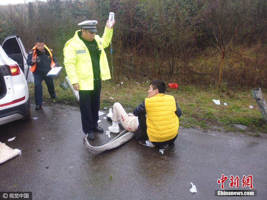 交警雨中举吊瓶20分钟 边当
