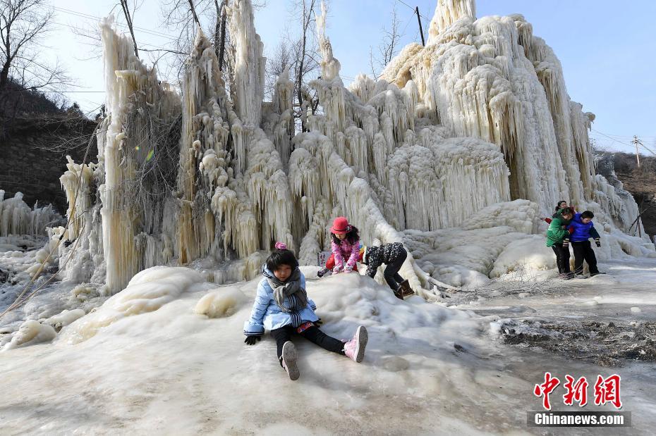 太原村民自制冰瀑布场景壮观 供村民游玩