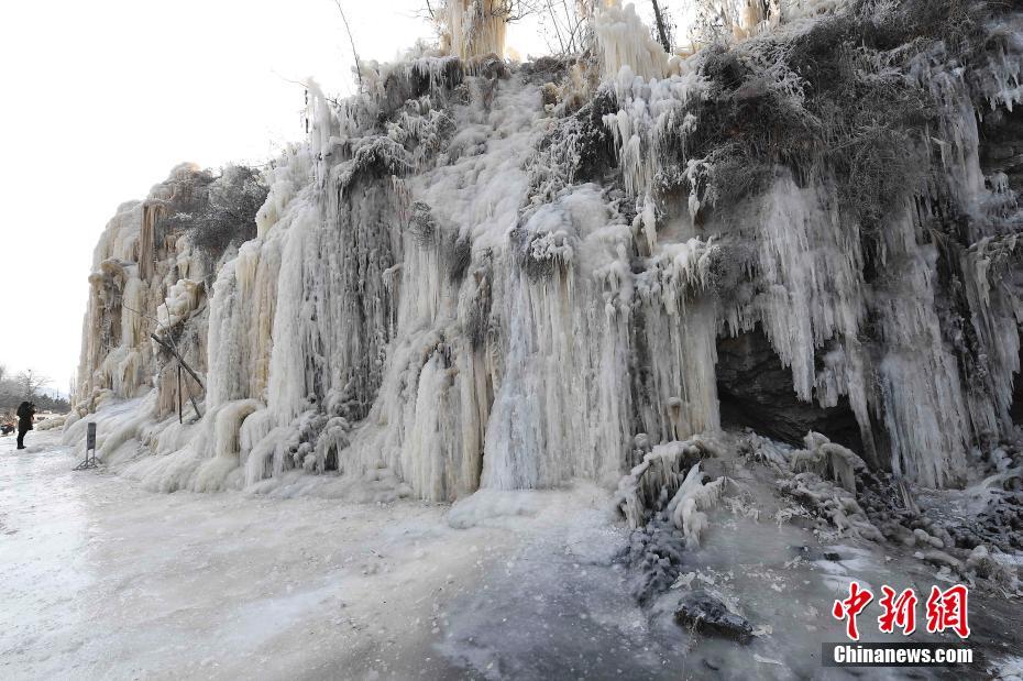 太原村民自制冰瀑布场景壮观 供村民游玩