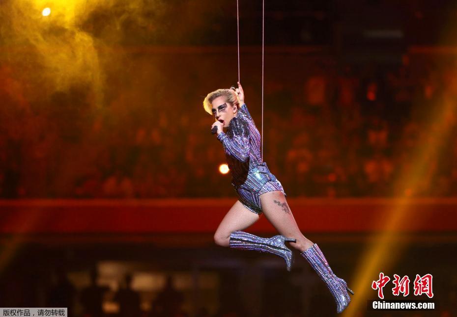 Lady Gaga从天而降 劲歌热舞点燃超级碗现场