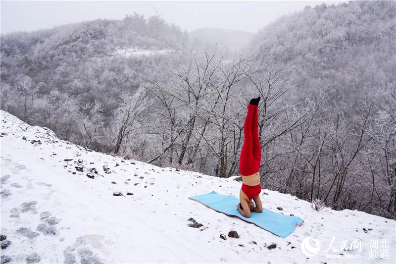 49岁瑜伽教练百里荒雾松仙景中秀瑜伽