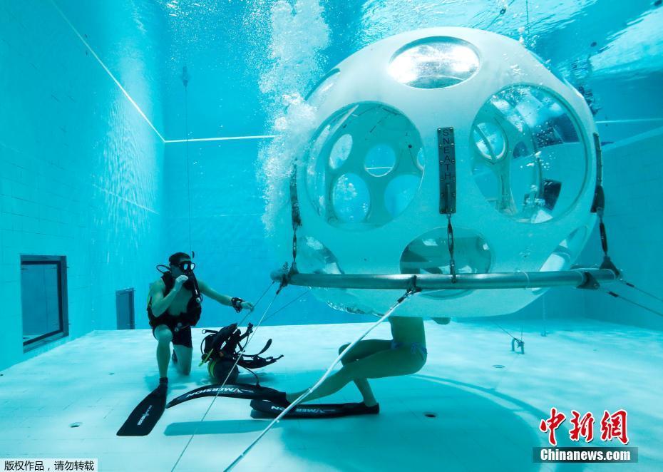 吃货新福音 比利时全球最深泳池推出33米水下餐厅
