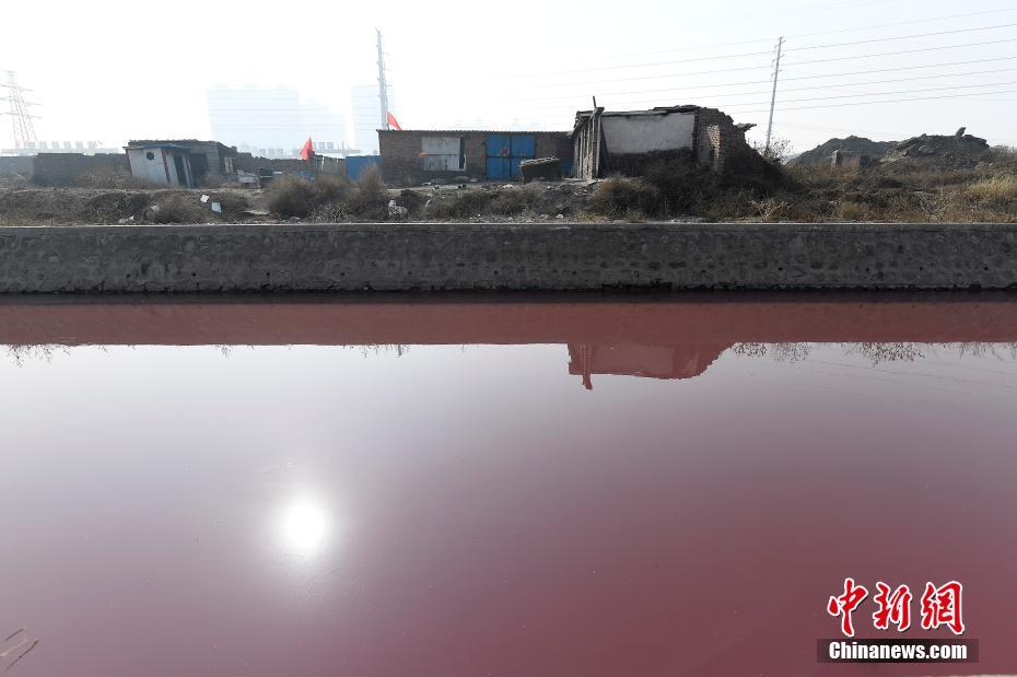 太原一涂料厂颜料罐破裂 近五公里防洪渠呈红色