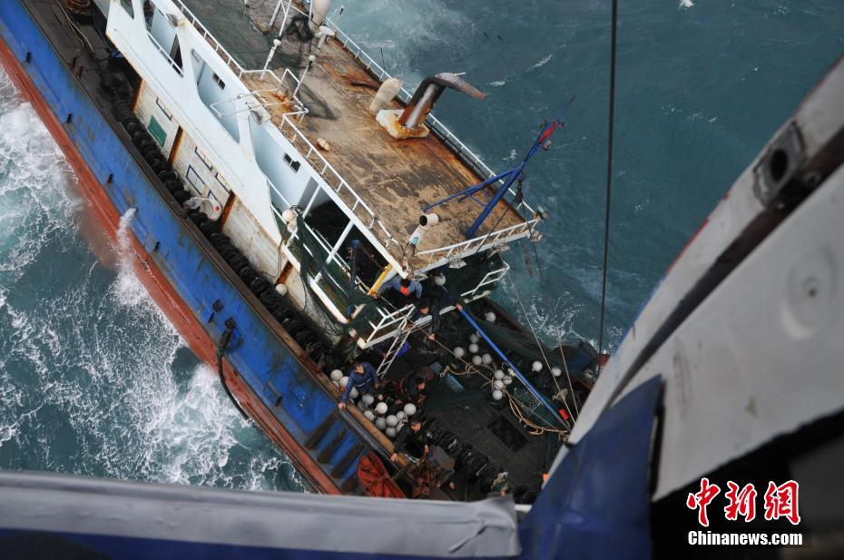 福建渔船台湾海峡遇险 两岸联手救助11名渔民