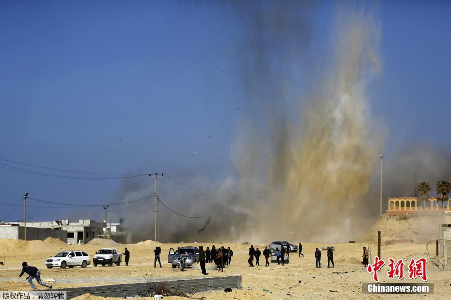 以色列空袭哈马斯加沙据点 爆炸瞬间尘土飞扬