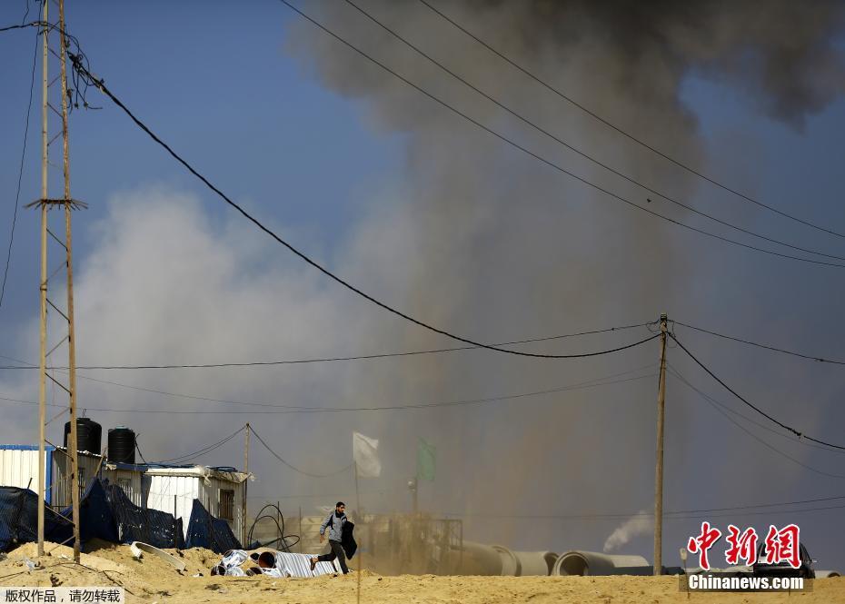以色列空袭哈马斯加沙据点 爆炸瞬间尘土飞扬