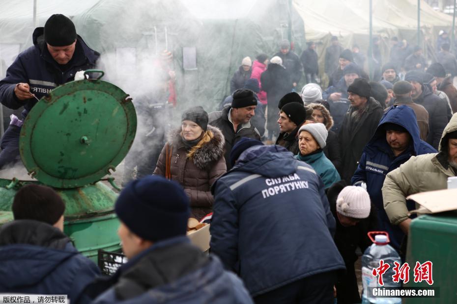 乌克兰东部冲突地区平民排队领取食物