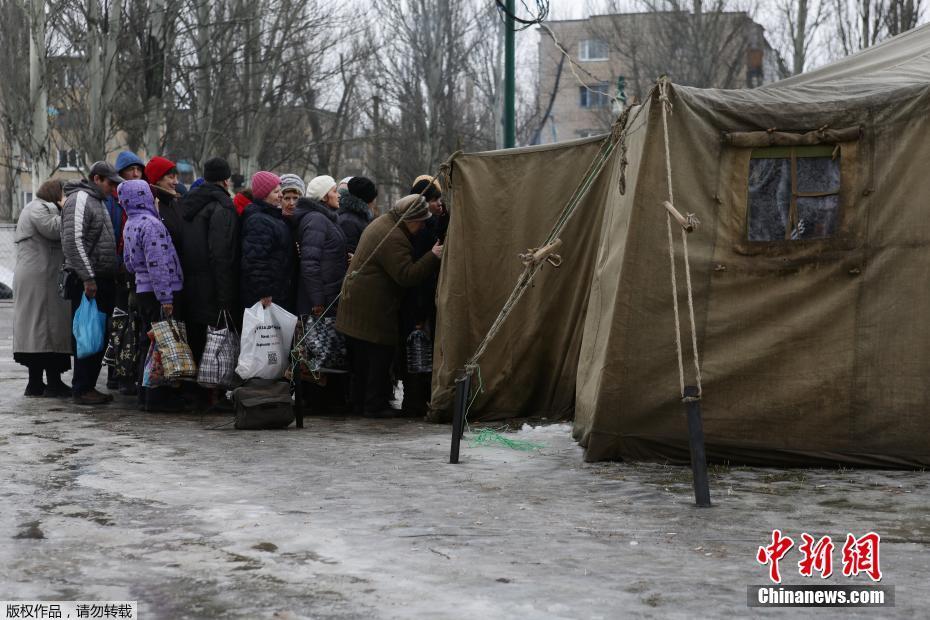 乌克兰东部冲突地区平民排队领取食物